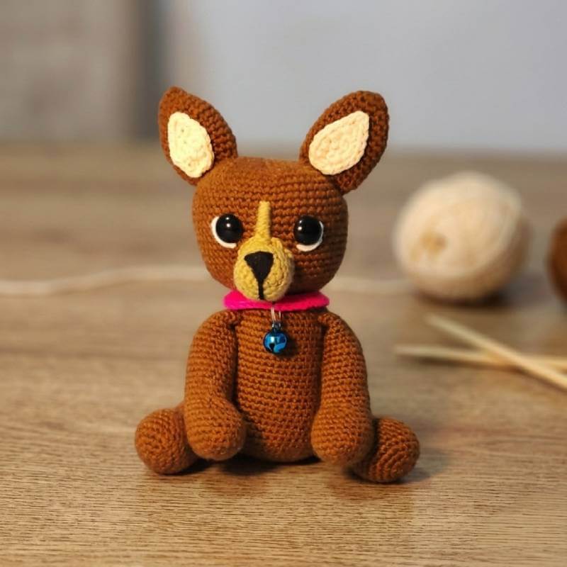 Amigurumi de perro chihuahua tejido a crochet artesanal. Compra en Tejidos con Amor