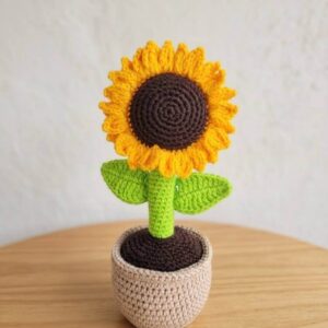 Flor de girasol amigurumi tejida en crochet artesanal. Encuéntrala en nuestra tienda de amigurumis, Tejidos con Amor.