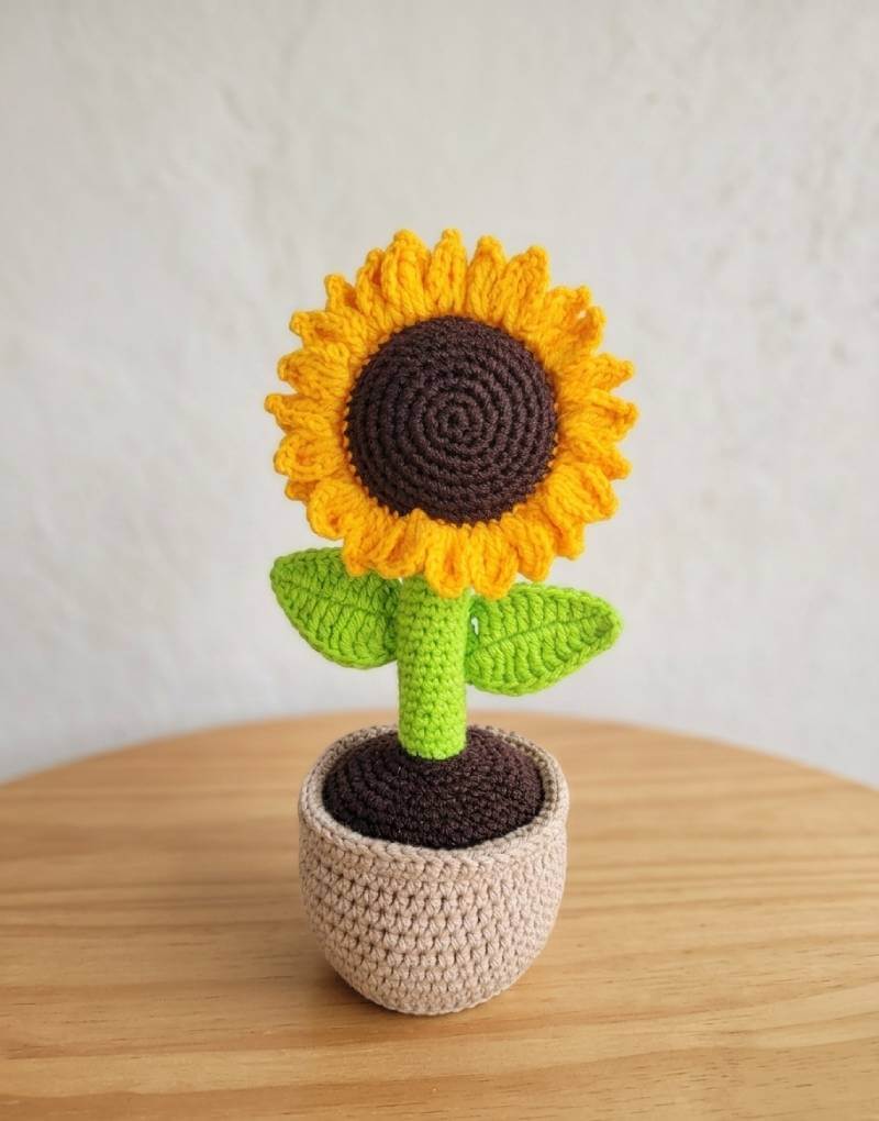 Flor de girasol amigurumi tejida en crochet artesanal. Encuéntrala en nuestra tienda de amigurumis, Tejidos con Amor.